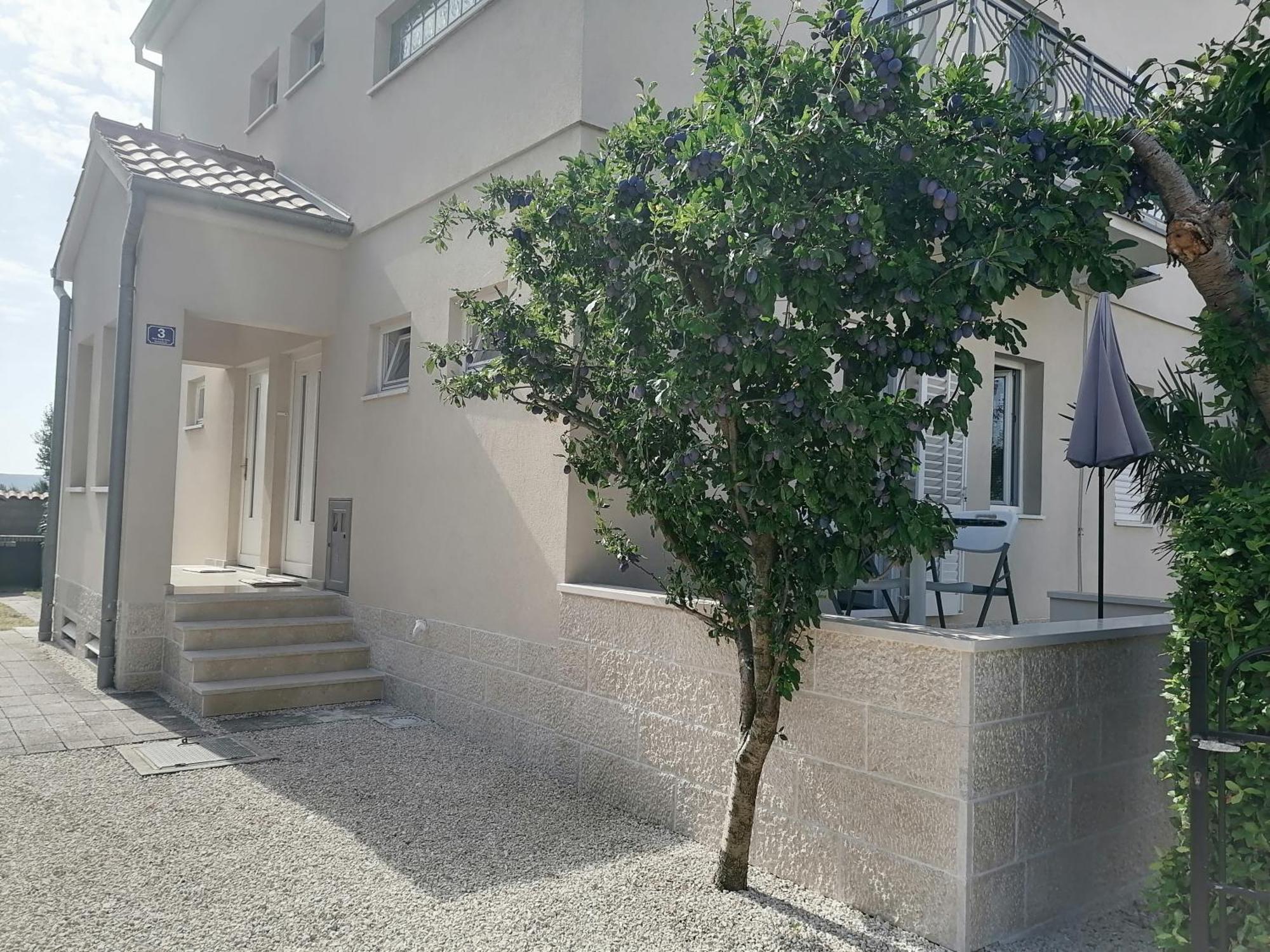Apartmani Sruk Sukošan エクステリア 写真